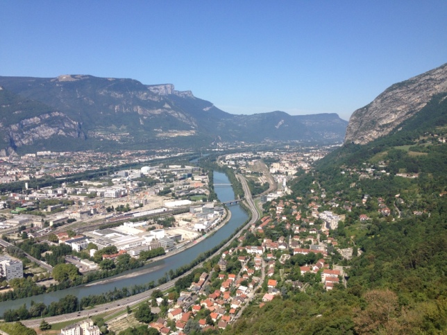Vercors –vuoristo ja sen edessä Isère –joki