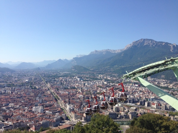 Pakollinen Grenoble-kokemus: Bastillen linnoitukselle vievä köysirata (téléphérique) ja sen pallonmuotoiset matkustuskopit (bulles)